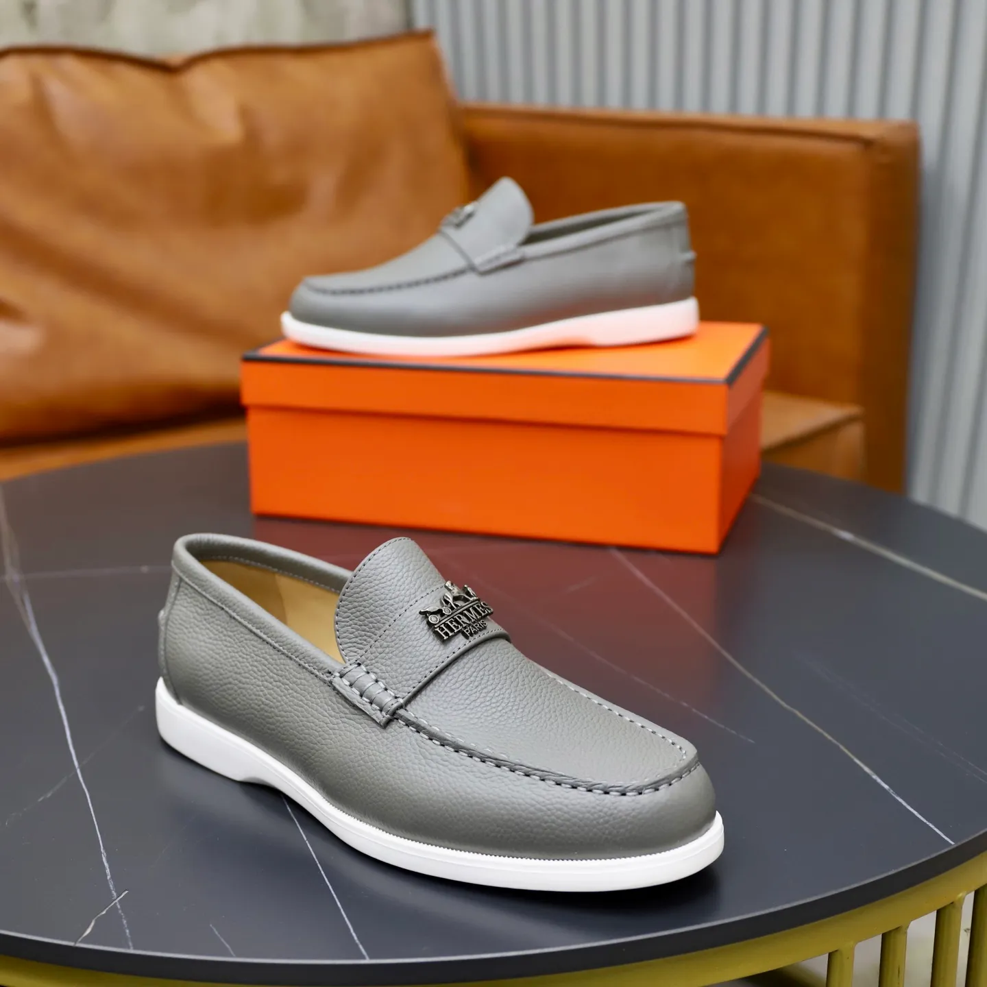 Ex-factory price: 560💰Hermès/Hermès slip-on men's shoes. This shoe is made of imported pebbled cowhide. It has simple and smooth lines and is combined with aerodynamically designed 3CM rubber foam ultra-light soles! Youthful and fashionable, classic H-shaped hardware buckle decoration, calf lining gently wraps the feet, with logo cowhide feet, casual and urban style, highlighting youthful vitality, sports and leisure version, super versatile, code number: 38-39-40-41-42-43-44 standard leather shoe size (45 can be customized but does not support returns)